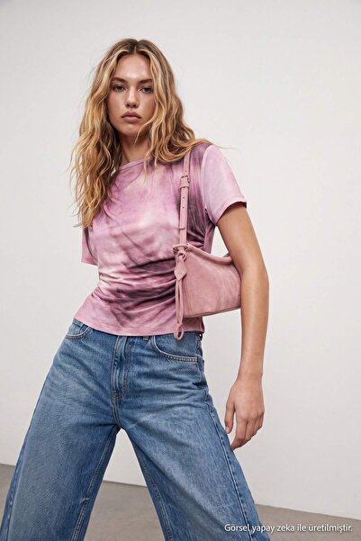 Drop by TrendyolMilla Ružičasto-višebojna majica sa tie-dye uzorkom i detalji...