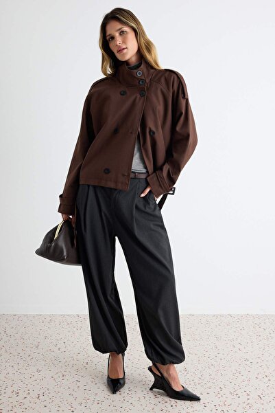 Trendyol Collection Wardrobe Essentials معطف قصير من الجبردين ذو ياقة عادية و...