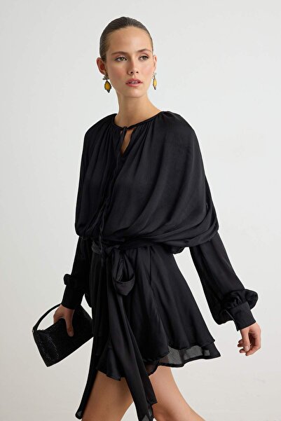 Trendyol Collection فستان بوهو من الساتان المنسوج باللون الأسود مع تفاصيل ربط...