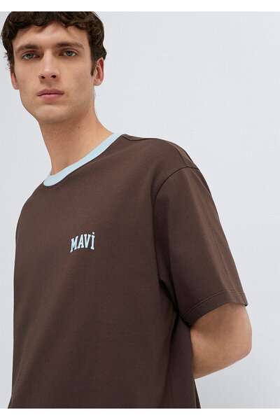 Mavi Tricou maro cu imprimeu logo și detalii cu bordură, croială lejeră / cro...