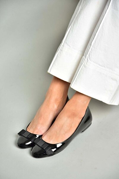 Fox Shoes س726019508 حذاء باليرينا نسائي من الجلد الأسود اللامع
