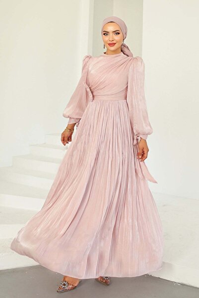 Olcay Yoryo Seiden-Tesettür-Abendkleid mit Falten und Steinbesatz-Brosche PUD...