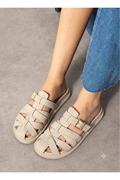 azza shoes شبشب أطلس ذهبي اللون مزين بمشبك من الجلد السويدي، مريح وعصري، ذو ن...