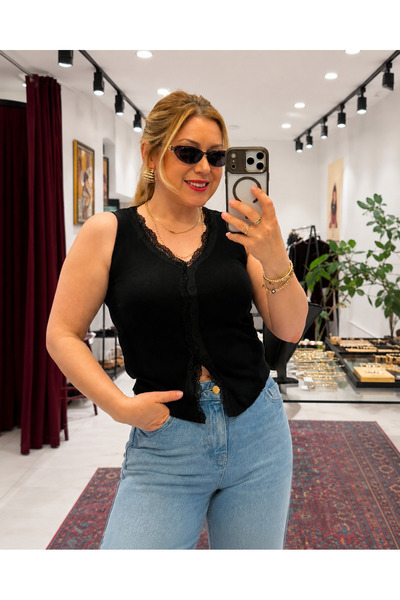 QUE STYLE Potkošulja sa V-izrezom i čipkastim detaljima