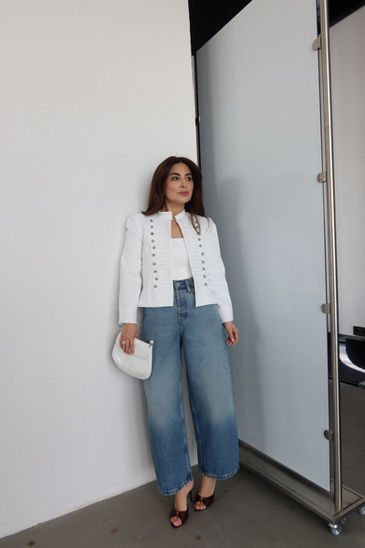 Özge Özgenç Nakış ve Düğme Detaylı Ceket