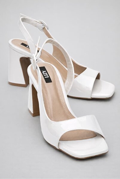 Lizy Shoes Γυναικείο λευκό λουστρίνι 9 εκ. Σανδάλια με χοντρό τακούνι και αγκ...