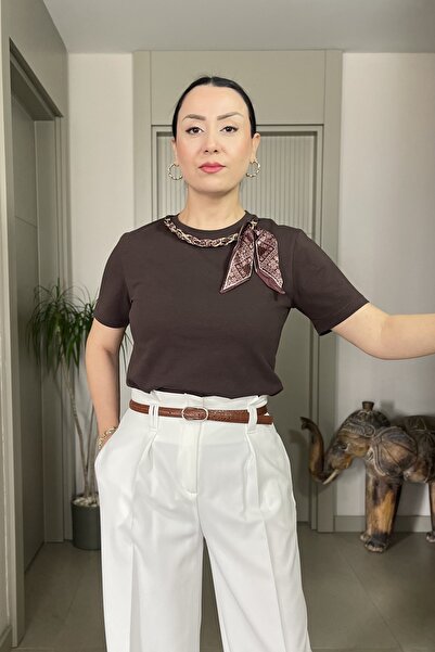 Butik Didem Sakinci Тениска с дизайн на аксесоар за шал-верижка за врат