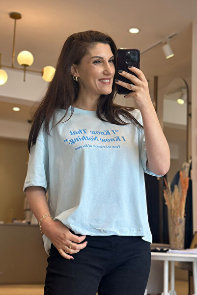 Unique Boutique تي شيرت مطبوع برقبة دائرية باللون الأزرق
