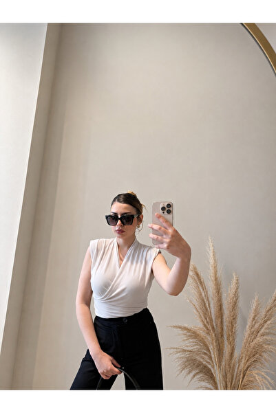 Sude Ay Krem Renk Omuzu Vatkalı Kravuze Yaka Bluz