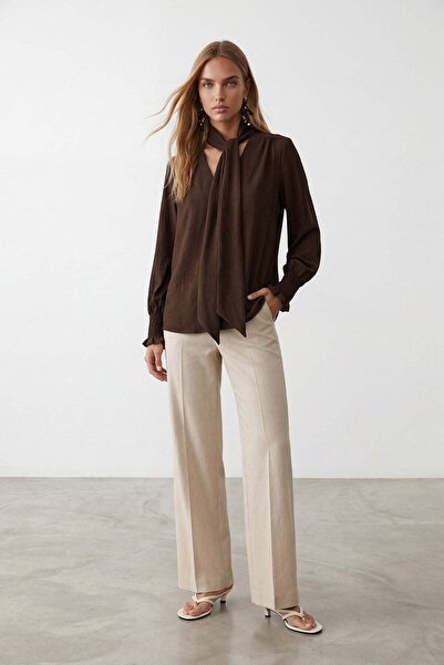 Trend Alaçatı Stili Women's Bitter Brown V-Neck Neck Tie Detailed Gipe Detailed Moss Crepe Blouse Alc-X14367