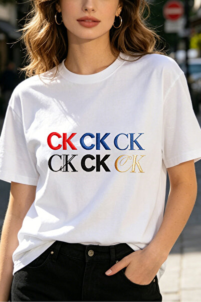 Fleck تي شيرتات نسائية بطباعة شعار CK، تصميم عصري أساسي، ستايل ستريت وير.