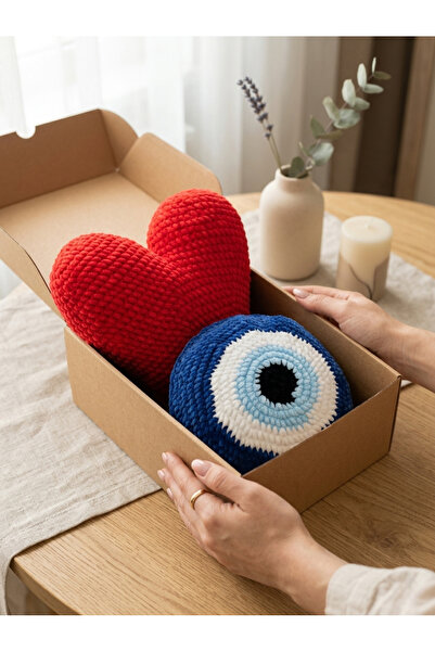 PERFECT Romantik Peluş Kalpli ve Nazar Boncuklu Yastık - Özel Kutulu Sevgilil...