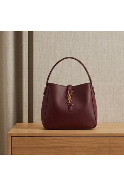 ILAN Fashionable Handbag with a Vintage Touch