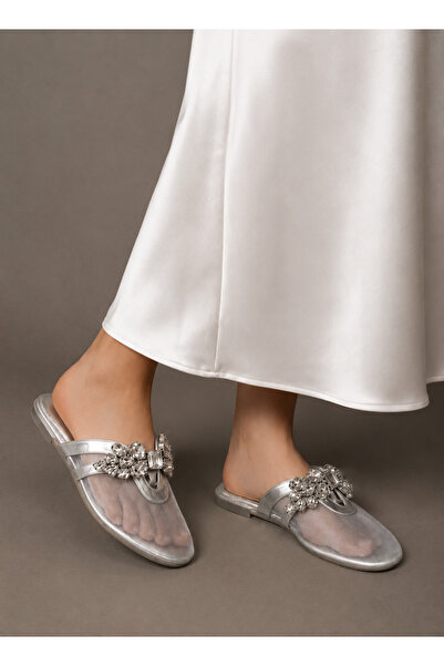 Güllü Shoes حذاء نسائي من الجلد اللامع باللون الفضي مع مشبك حجري كبير وتفاصيل...