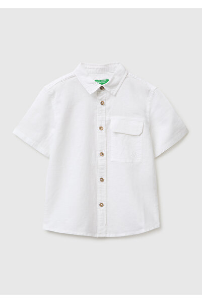 United Colors of Benetton قميص للأولاد بأكمام قصيرة وشعار أبيض مطرز وجيوب مزو...