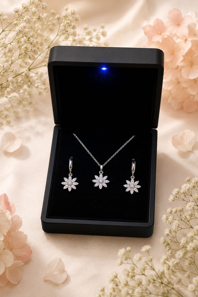 Silvanya Jewelry Premium Büyük Işıklı Kutuda 925 Ayar Gümüş Lotus Çiçeği Koly...
