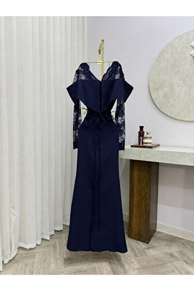 Model Leyna Elegant Navy Blue Evening Dress Featuring Long Lace Sleeves