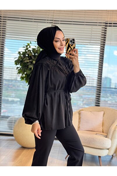 ALANURMODA 3356 قميص بتفاصيل تطريز على الكتف باللون الأسود