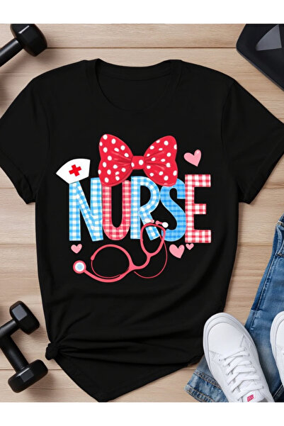 01THEONE تي شيرت نسائي أسود برقبة دائرية مزين برسومات ممرضة جذابة وقوس وسماعة...