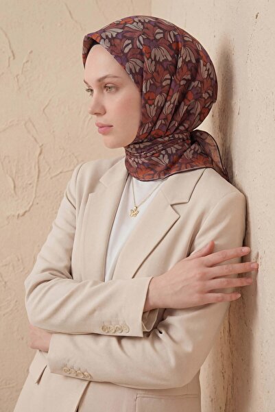 Silk Home وشاح ناعم بنقشة الزهور باللون البني الحار 90x90