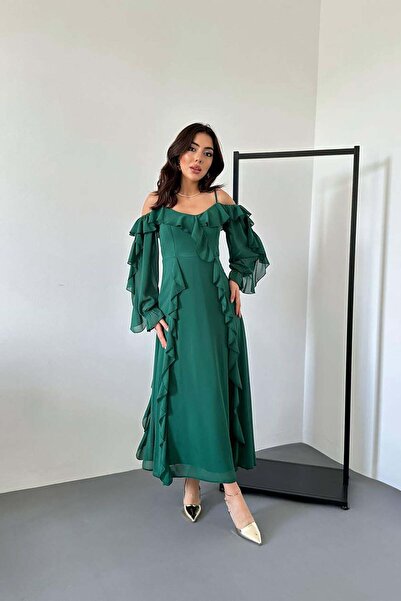 Moda Days فستان سهرة طويل مكشوف الأكتاف مزين بكشكشة من الشيفون مبطن باللون ال...