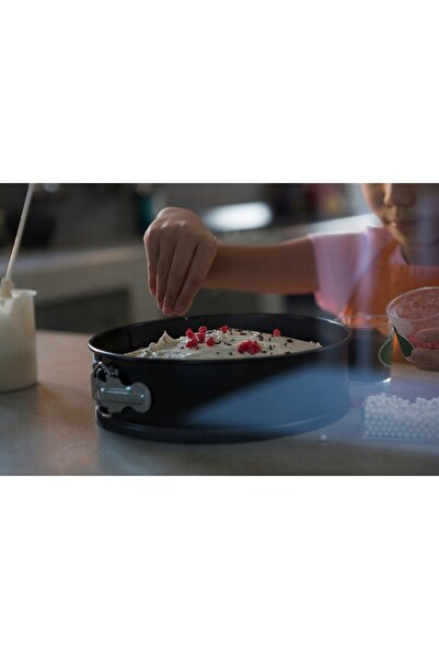 La Cucina Tavă rotundă pentru prăjituri, cu capac, 26 cm
