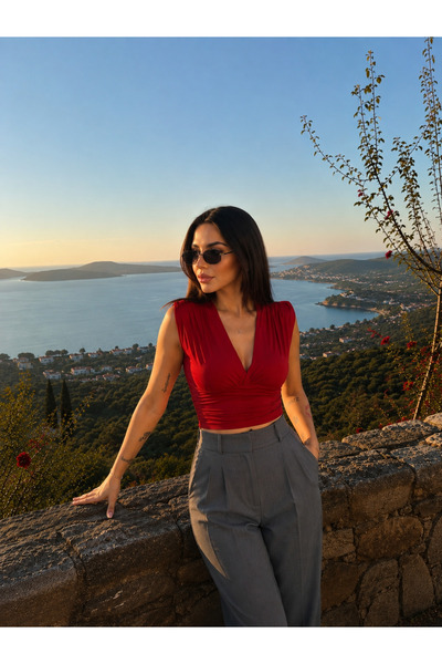 CROP Vatkalı Kolsuz V Yaka Drapeli Bluz Likralı Fit - Kırmızı