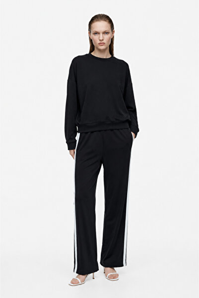 HAKKE Comfortable Cut Suit with Side Stripe Detail