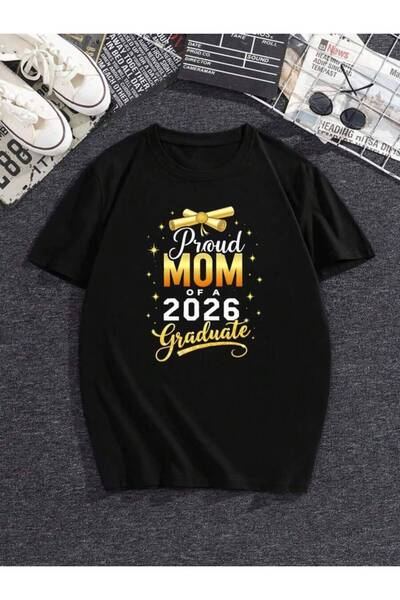 25W تي شيرت نسائي بطبعة قبعة التخرج الذهبية بعبارة "Class Of 2026 Mom"، فضفاض...