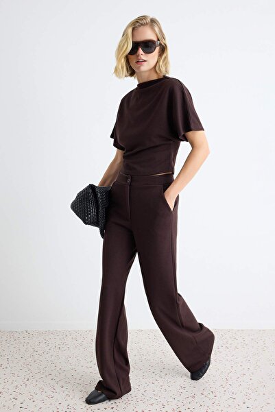 Trendyol Collection طقم سفلي محبوك قصير الأكمام بلون بني سادة - طقم علوي TWOA...