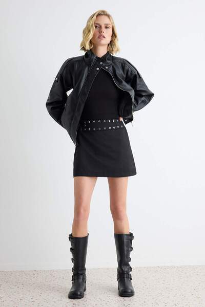 Trendyol Collection تنورة سوداء من قماش الجبردين مع حزام بحلقات TWOAW27ET00026