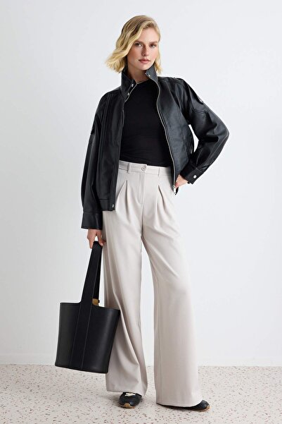 Trendyol Collection بنطلون قماشي واسع الساقين/واسع الأرجل بلون بيج مع طيات TW...