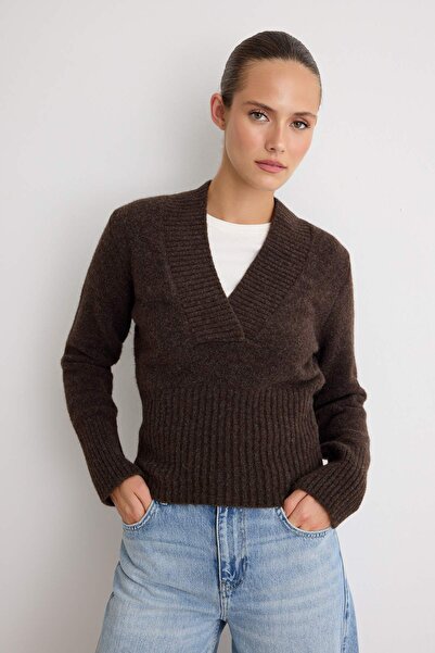 Trendyol Collection Brown V-Neck Crop Soft Textured Knitwear Sweater Twoaw27K...