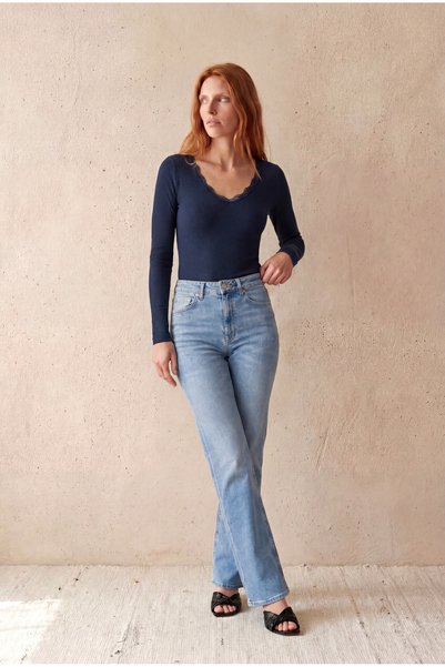 WESTMARK LONDON Kadın Regular Fit Geniş Yaka Viskon / Elastan Uzun Kollu Lacivert Dantel Detaylı ve Askılı T-Shirt MONICA