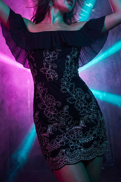 FASHION COCKTAIL Simli Dar Form Fırfırlı Düşük Omuz Mini Kokteyl Davet Özel G...