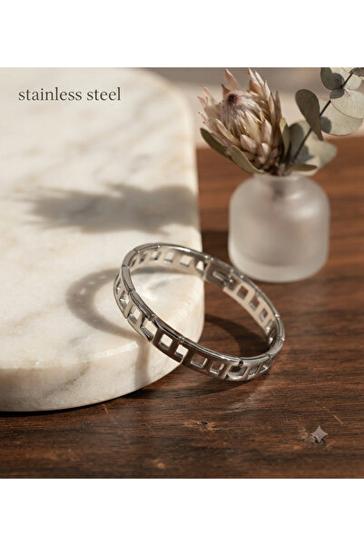 stainless steell سوار من الفولاذ - لون شفاف وتفاصيل شريطية