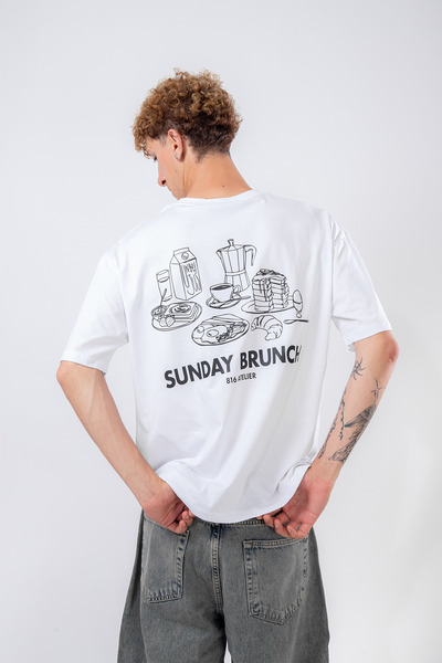 Sekizbiraltı تي شيرت أبيض كبير الحجم مطبوع عليه نص Sunday Brunch