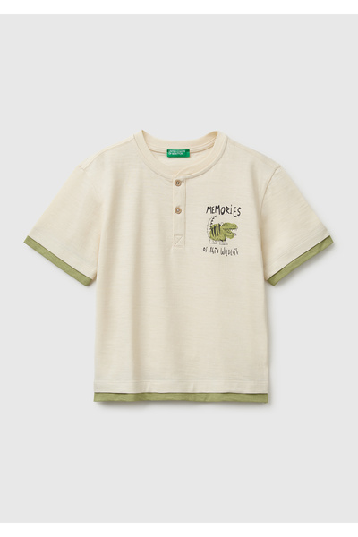 United Colors of Benetton تي شيرت للأولاد بطبعة صدر كريمية وتفاصيل أزرار وياق...