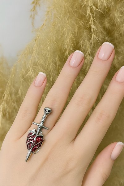 Herşey Nota Red Heart Dagger Ring – a Symbol of Love, Power, and Courage