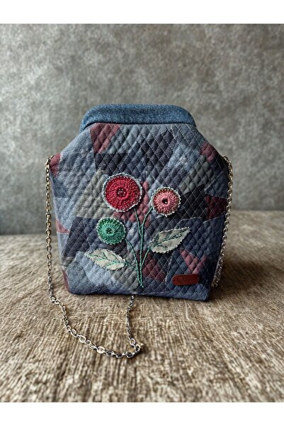 QuZeLLiK El Nakışlı Çiçek Aplikeli Patchwork Denim Zincir Askılı Çanta