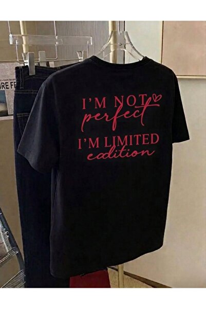 LELVANİ تي شيرت مطبوع عليه عبارة "I'M NOT PERFECT I'M LIMITED EDITION" باللون...