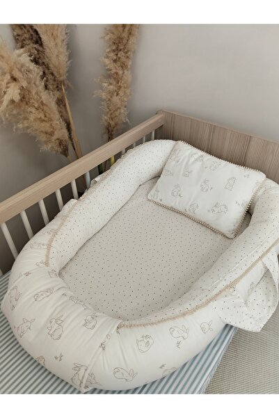 % 100 Pamuklu Poplin Kumaş Minik Sıralı Şerit Ponpon Süslemeli Babynest + Yastık Bej Oyuncu Tavşan