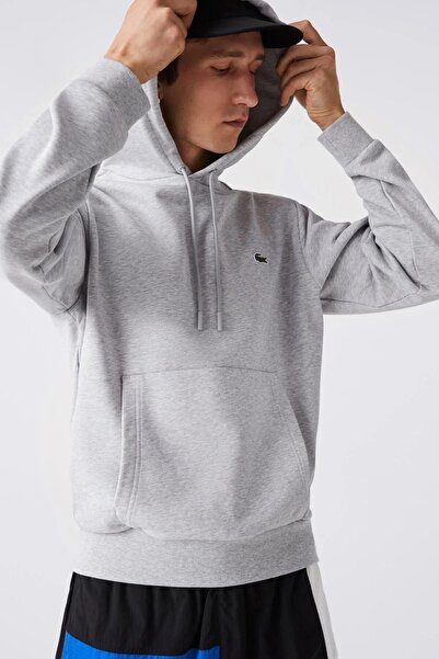 Lacoste سويت شيرت رجالي كلاسيكي بقصة مريحة وياقة مزودة بغطاء للرأس باللون الر...