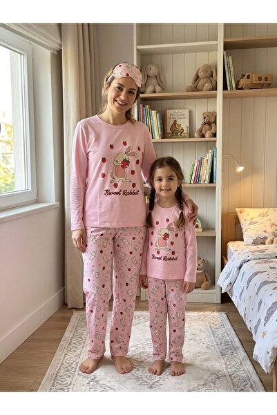 tusem butik homewear Majka-ćerka pamučni ružičasti zec sa uzorkom jagoda, dug...