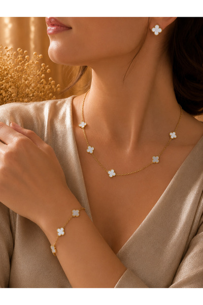 JAMMY JEWERLY Beyaz Yonca Detaylı Çelik Takı Seti – Kolye, Bileklik ve Küpe K...
