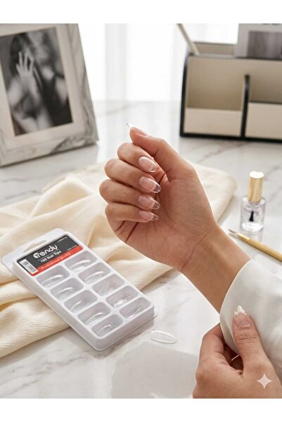 tendy Tandi's fingernails
