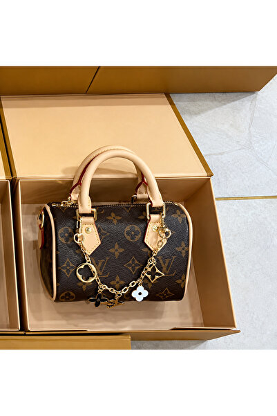 LV Fashionable Women's Handbag with a Luxurious and Trendy Design