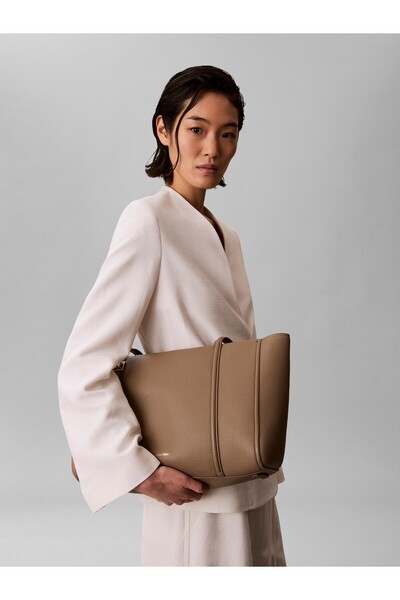 Calvin Klein EMBLEM HW PEBBLE TOTE EL ÇANTASI OS VFU Desert Taupe