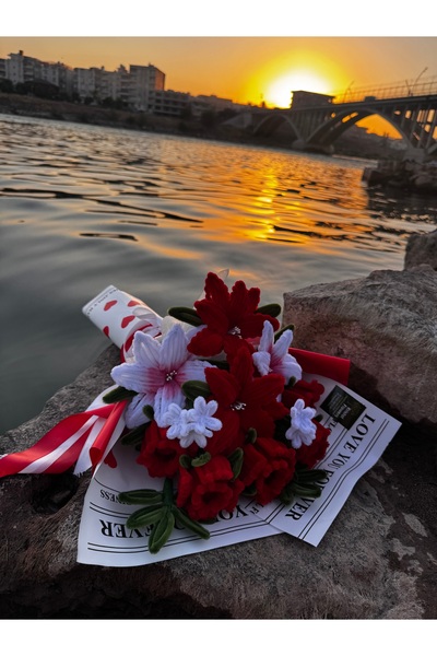 Kristal Flowers Şönil’den Premium Zambak-Gül Papatya Aranjmanı