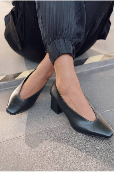 I Love Shoes حذاء توربن نسائي بكعب عالٍ من الجلد الأسود غير اللامع